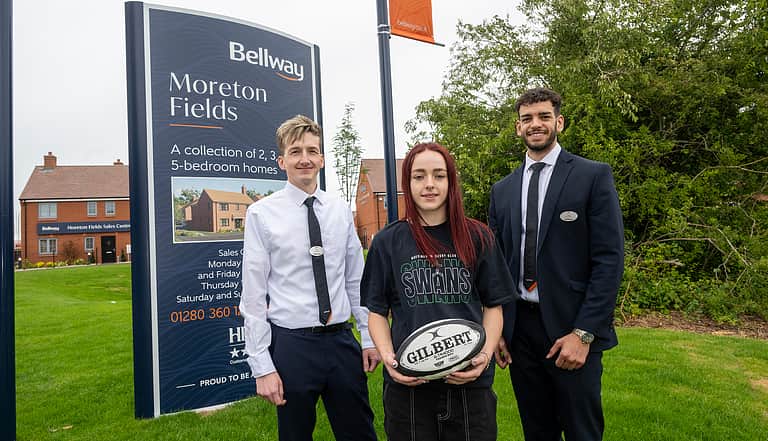 Media ew0gmhre buckingham swans bella