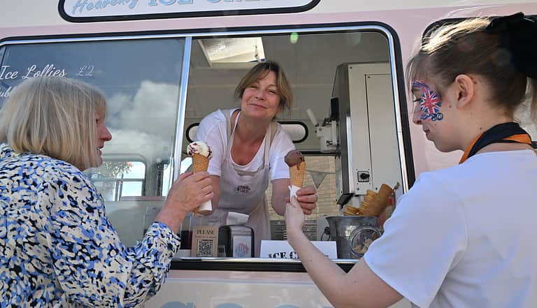 Media hwfnvue5 ve day kennett garden village