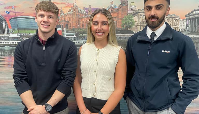 Media hwubl4yh sw apprentice graduate trio