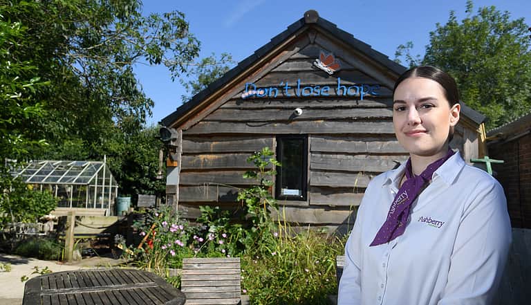 Media oetg0box hollie savine