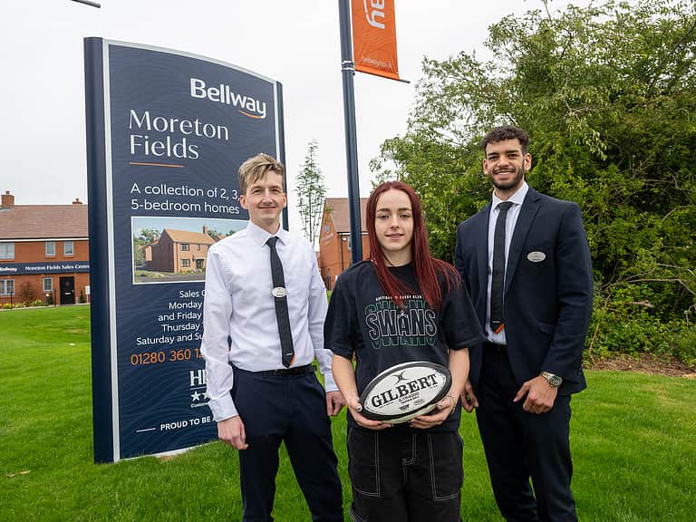 Media ew0gmhre buckingham swans bella